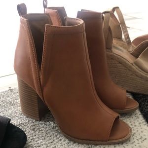 Open toe brown wedges